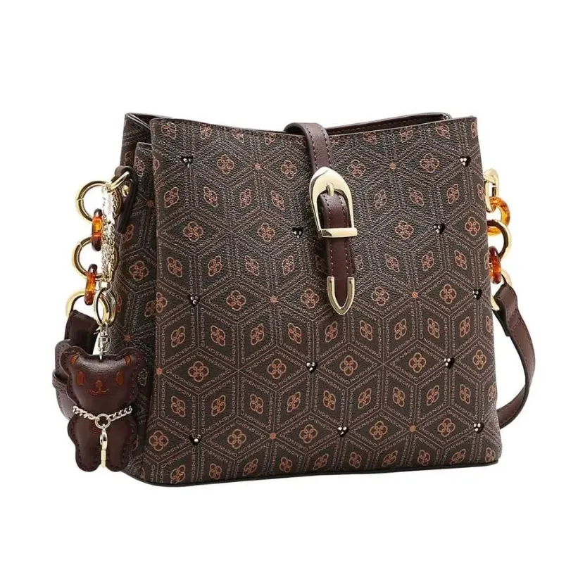 Bolsa transversal Chenson feminina na cor café com estampa geométrica e detalhes em mini corações, vista frontal